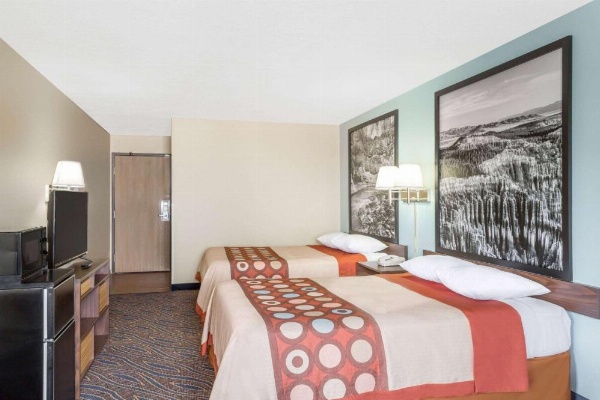 Super 8 by Wyndham Cedar City image 11