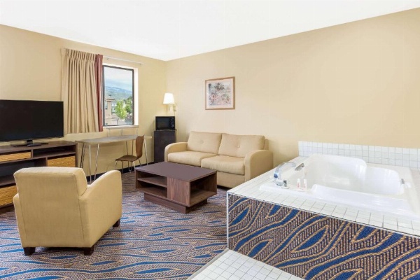 Super 8 by Wyndham Cedar City image 12