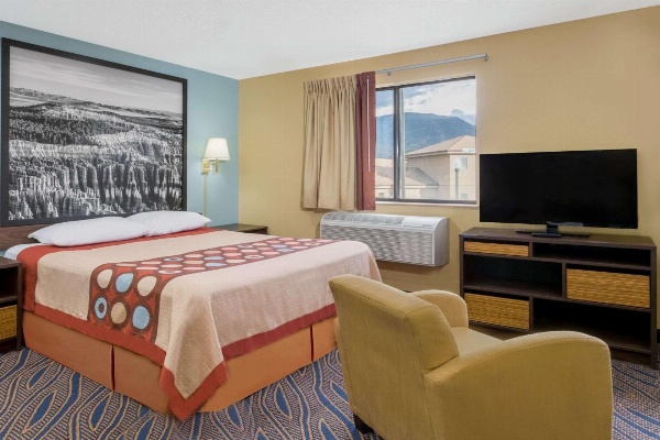 Super 8 by Wyndham Cedar City image 5